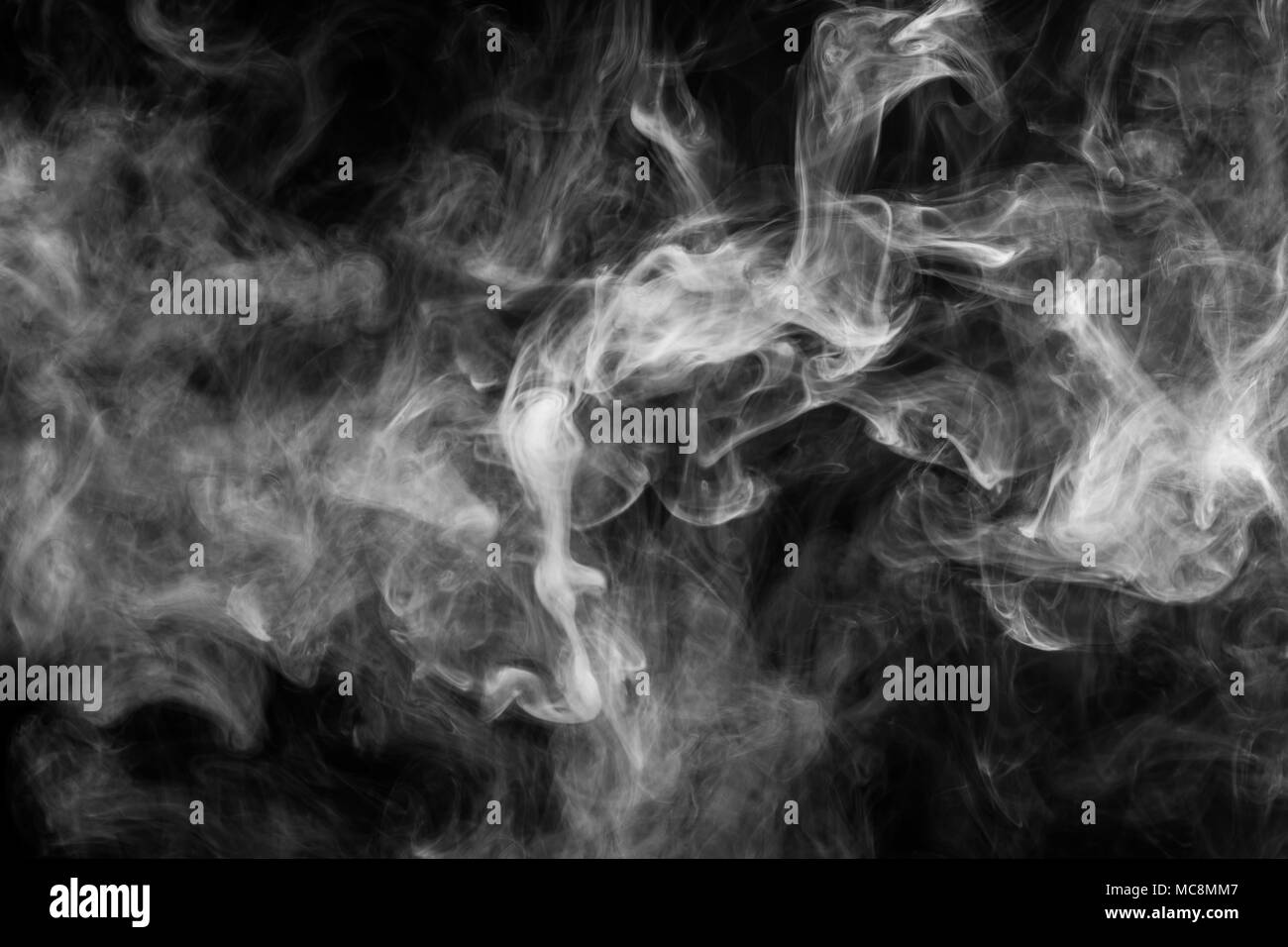 Une épaisse fumée blanche sur fond noir isolé. Contexte de la fumée vape Banque D'Images