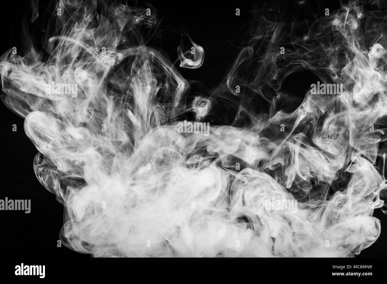 Fumee Blanche Sur Fond Noir Photo Stock Alamy