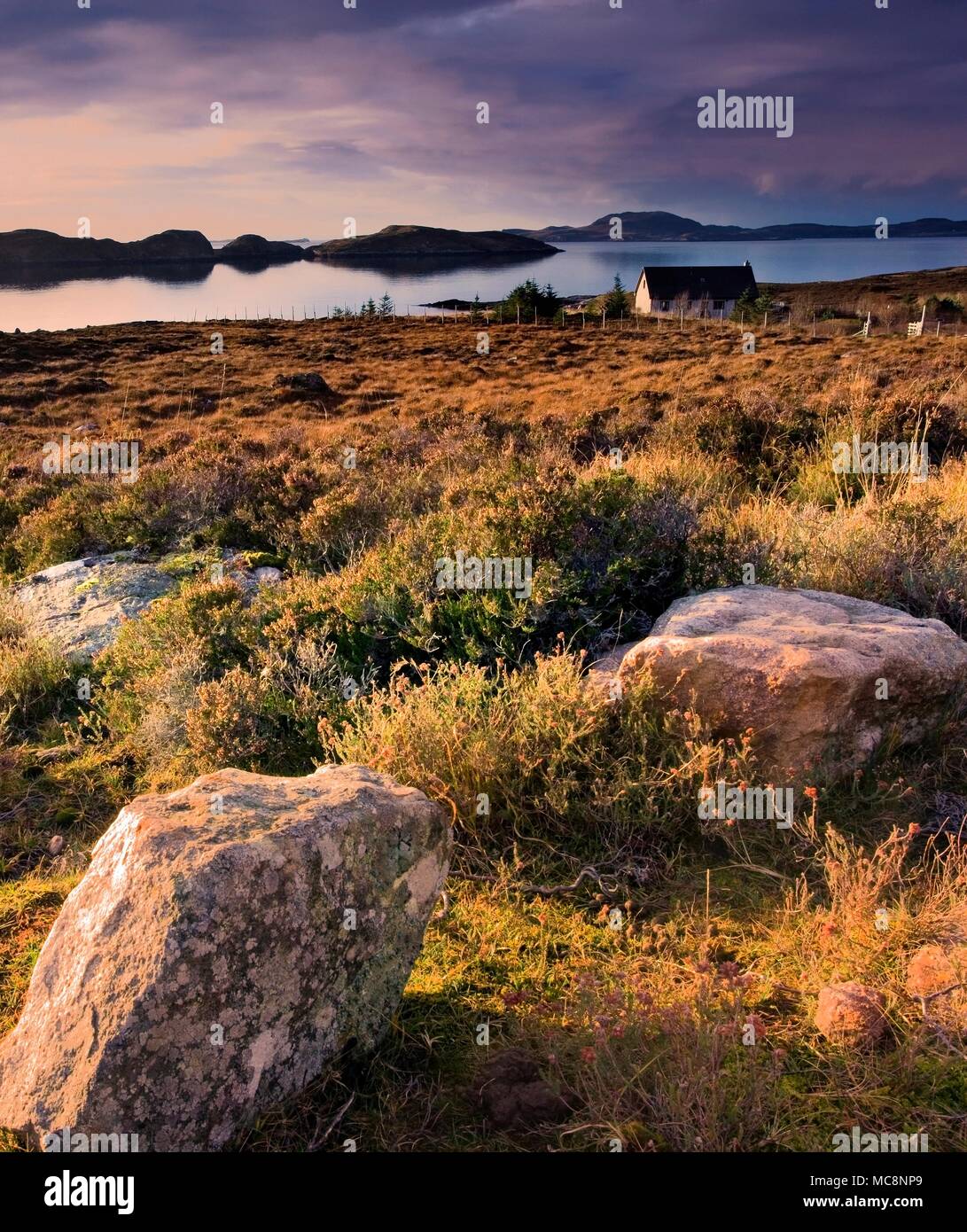 Une vue d'hiver sur la côte de Wester Ross à la recherche vers les îles Summer alors que le soleil se couche. Banque D'Images