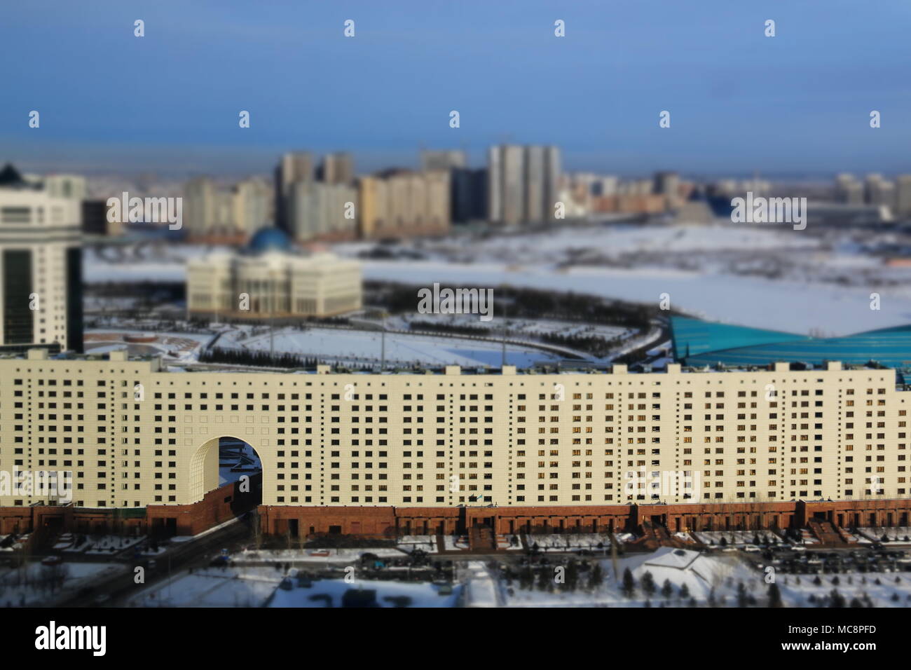 Bâtiment de style soviétique à Astana, Kazakhstan, à -24 degrés Celsius - Palais présidentiel dans l'arrière-plan Banque D'Images