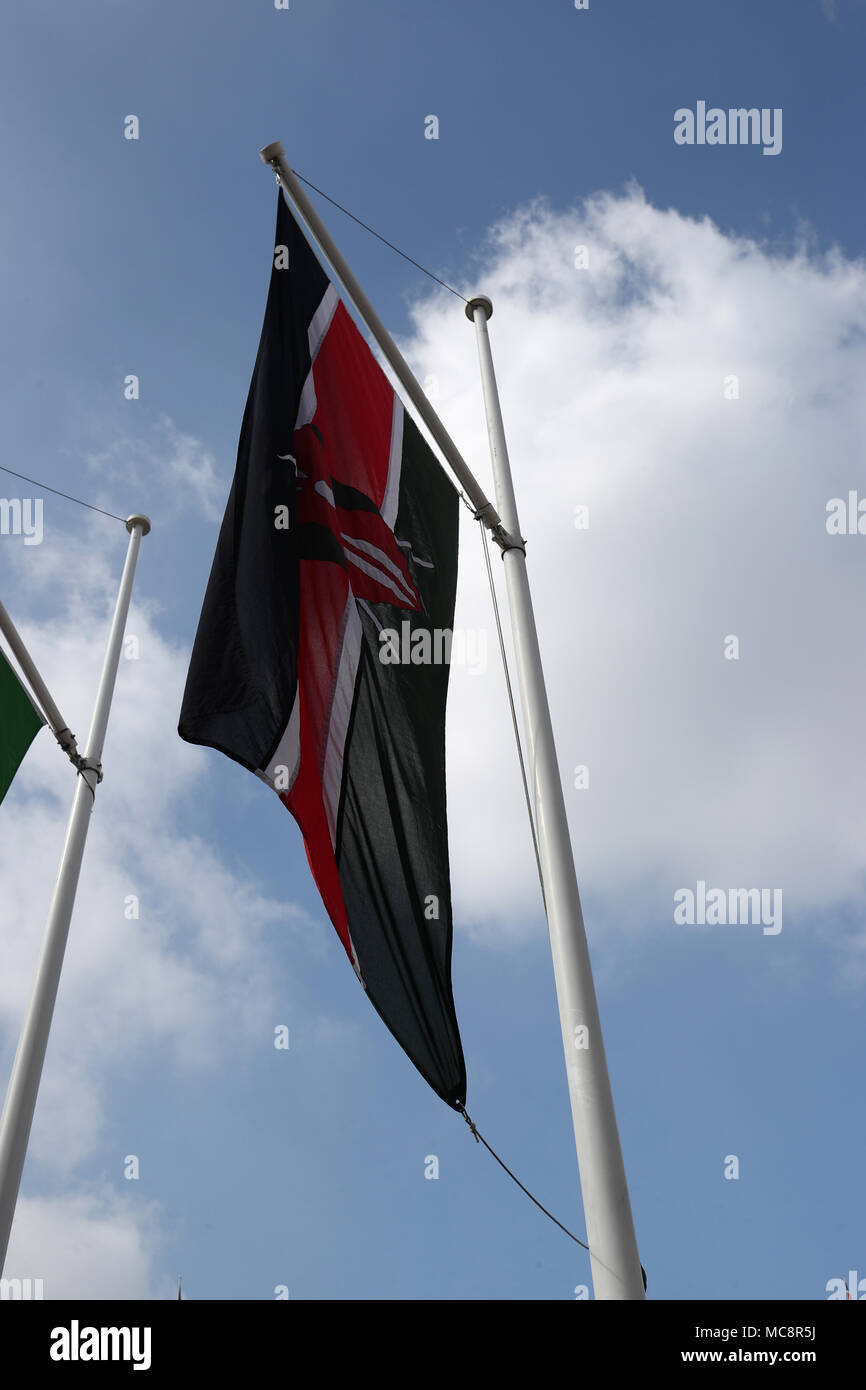 Le drapeau du Kenya vole avec d'autres drapeaux de pays de la Communauté dans la région de Parliament Square, centre de Londres, avant la réunion des chefs de gouvernement du Commonwealth (CHOGM) le lundi. Banque D'Images