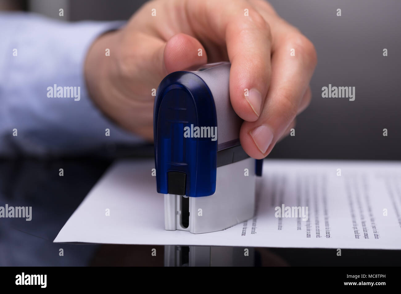 Close-up de la main de l'homme d'affaires Document d'estampage Banque D'Images