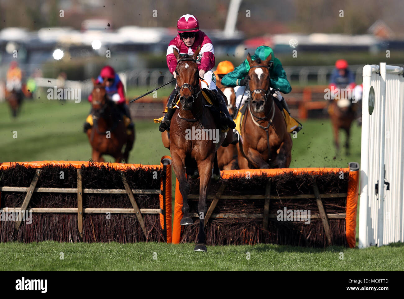 Voleur d'identité monté par jockey Sean Flanagan efface la dernière clôture sur la façon de gagner le Ryanair Stayers Hurdle Grand pendant la journée nationale de la Santé 2018 Randox Grand National à Aintree Hippodrome Festival, Liverpool. Banque D'Images