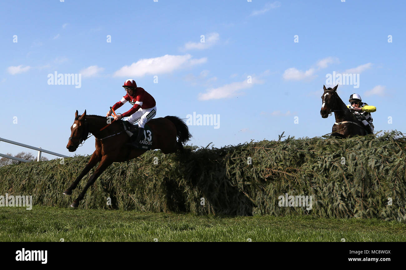 Rouleau de tigre monté par Jockey Davy Russell (à gauche) mène de compagnie agréable monté par Jockey David Mullins (à droite) sur la façon de gagner le Grand National Handicap Santé Randox Chase lors de la Journée nationale de la Santé 2018 Randox Grand National à Aintree Hippodrome Festival, Liverpool. Banque D'Images