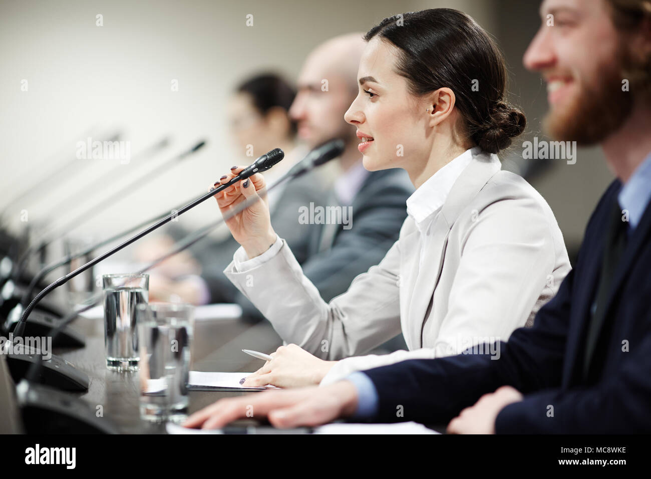 L'un des jeunes politiciens en parlant entre autres de microphone participants conférence Banque D'Images