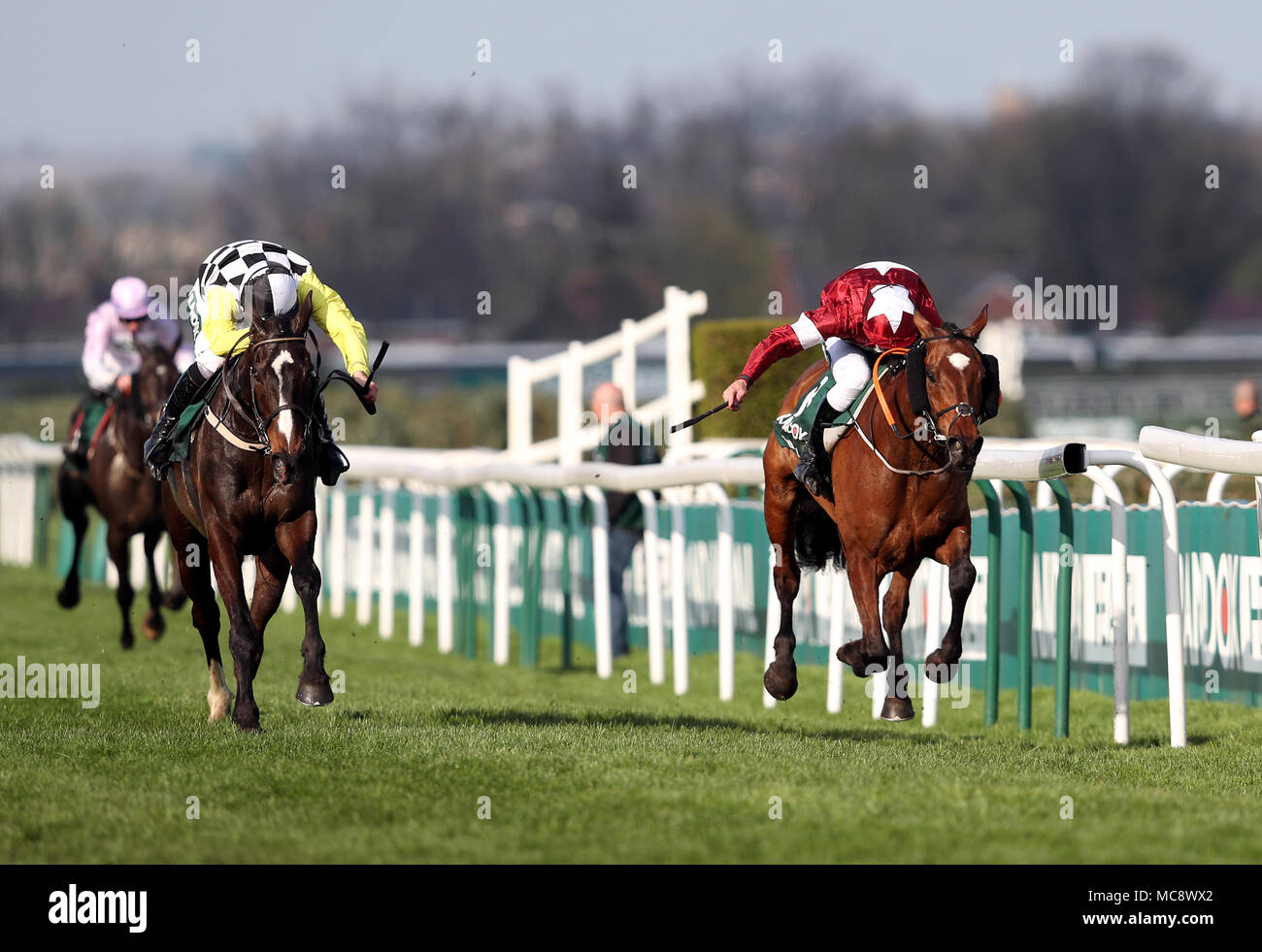 Rouleau de tigre monté par jockey Davy Russell (à droite) remporte le Grand National de Santé Randox Handicap Chase avant d'agréable compagnie monté par jockey David Mullins au cours de la Journée nationale de la Santé 2018 Randox Grand National à Aintree Hippodrome Festival, Liverpool. Banque D'Images