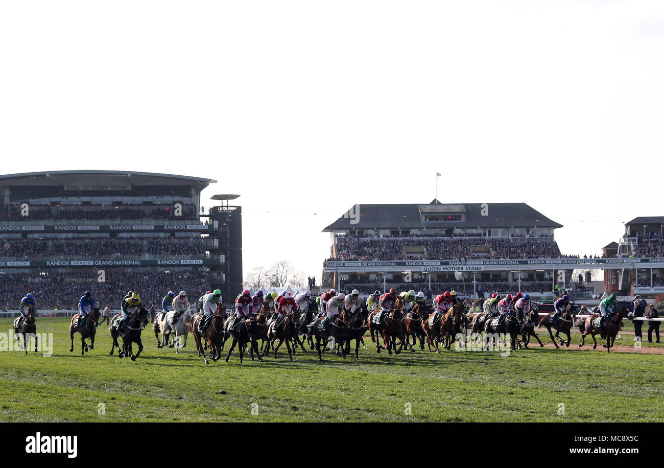 Coureurs et cyclistes au début de la santé Randox Grand National Handicap Chase lors de la Journée nationale de la Santé 2018 Randox Grand National à Aintree Hippodrome Festival, Liverpool. Banque D'Images