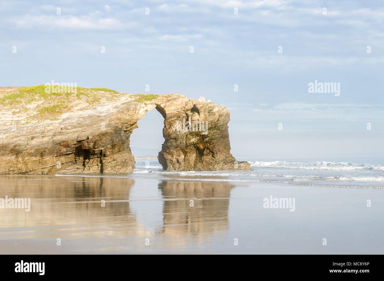 Comme à l'arche naturelle Catedrais beach - c'est le nom touristique de Praia de Aguas Santas (plage des eaux saintes). La Galice, Espagne Banque D'Images