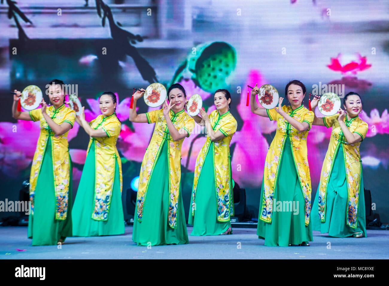 Des danseurs se produisent à la célébration chinoise du nouvel an à la rivière Hongbao à Singapour Banque D'Images