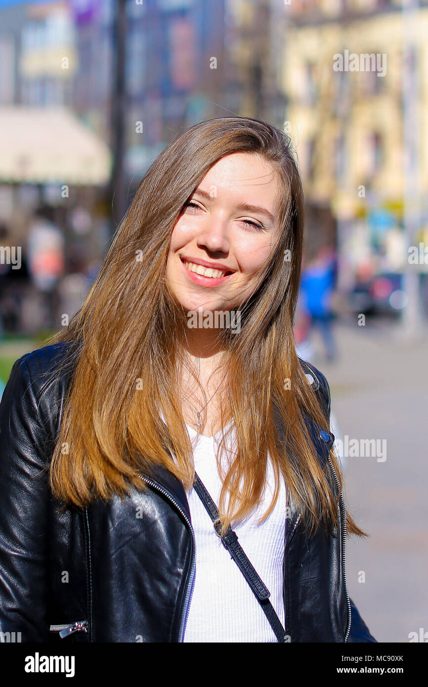 Close up visage fille qui marche dans la ville. Banque D'Images