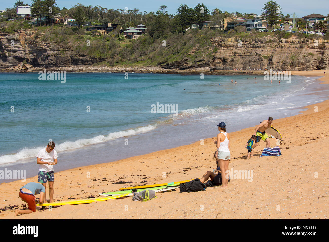 Les surfeurs sur la plage d'Avalon à Sydney, Australie Banque D'Images