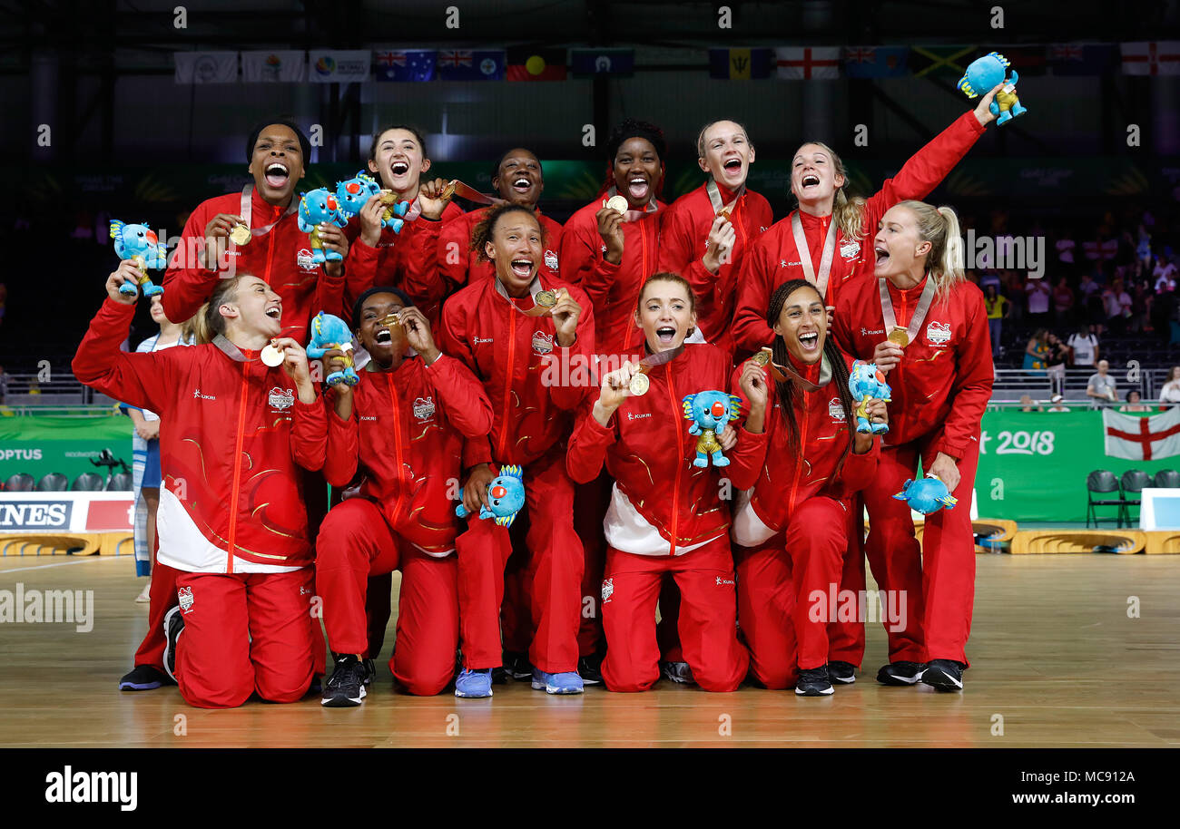 L'équipe d'Angleterre netball femmes célébrer avec leurs médailles d'Coomera Indoor Sports Center pendant onze jours de la 2018 Jeux du Commonwealth à la Gold Coast, Australie. Banque D'Images