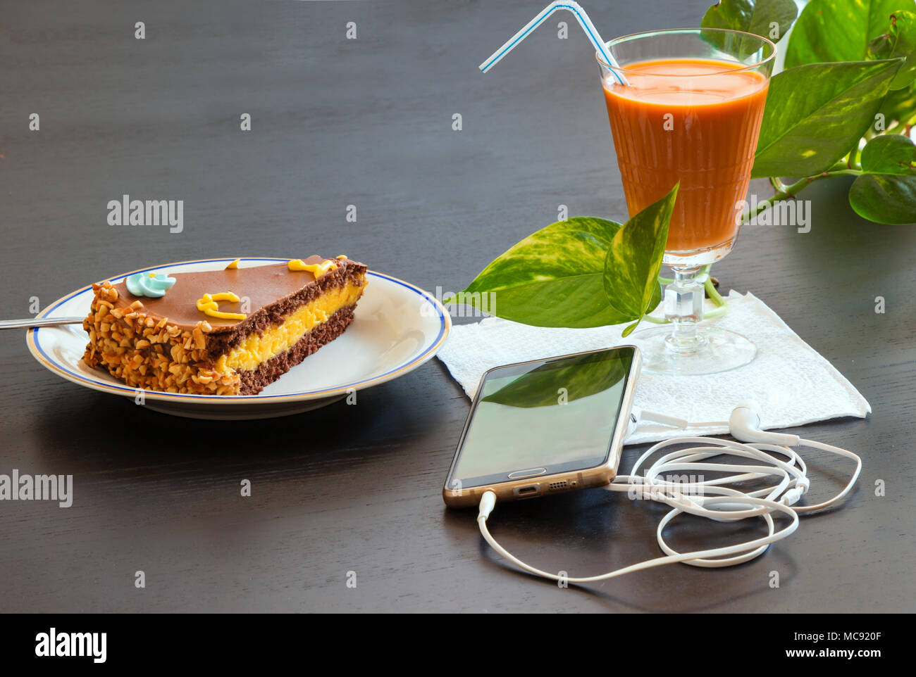 Delicieux Gateau Au Chocolat Et Smartphone Avec Verre De The Glace Ou De Jus D Orange Dans Un Cafe Sur La Table Arriere Plan Flou Photo Stock Alamy