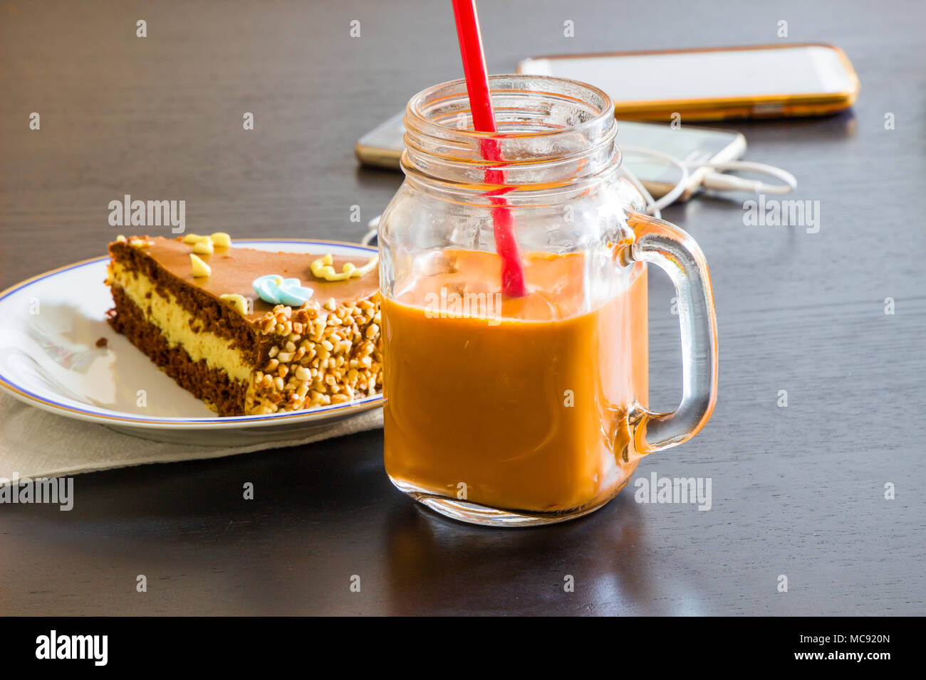 Delicieux Gateau Au Chocolat Et Smartphone Avec Verre De The Glace Ou De Jus D Orange Dans Un Cafe Sur La Table Arriere Plan Flou Photo Stock Alamy