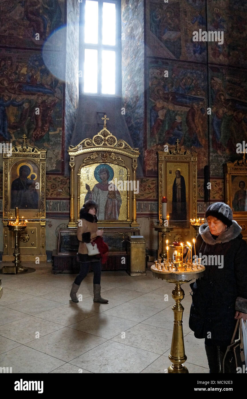 Sergiev Posad ville, RUSSIE - 17-03-2013 : fidèles dans la cathédrale orthodoxe russe. Banque D'Images
