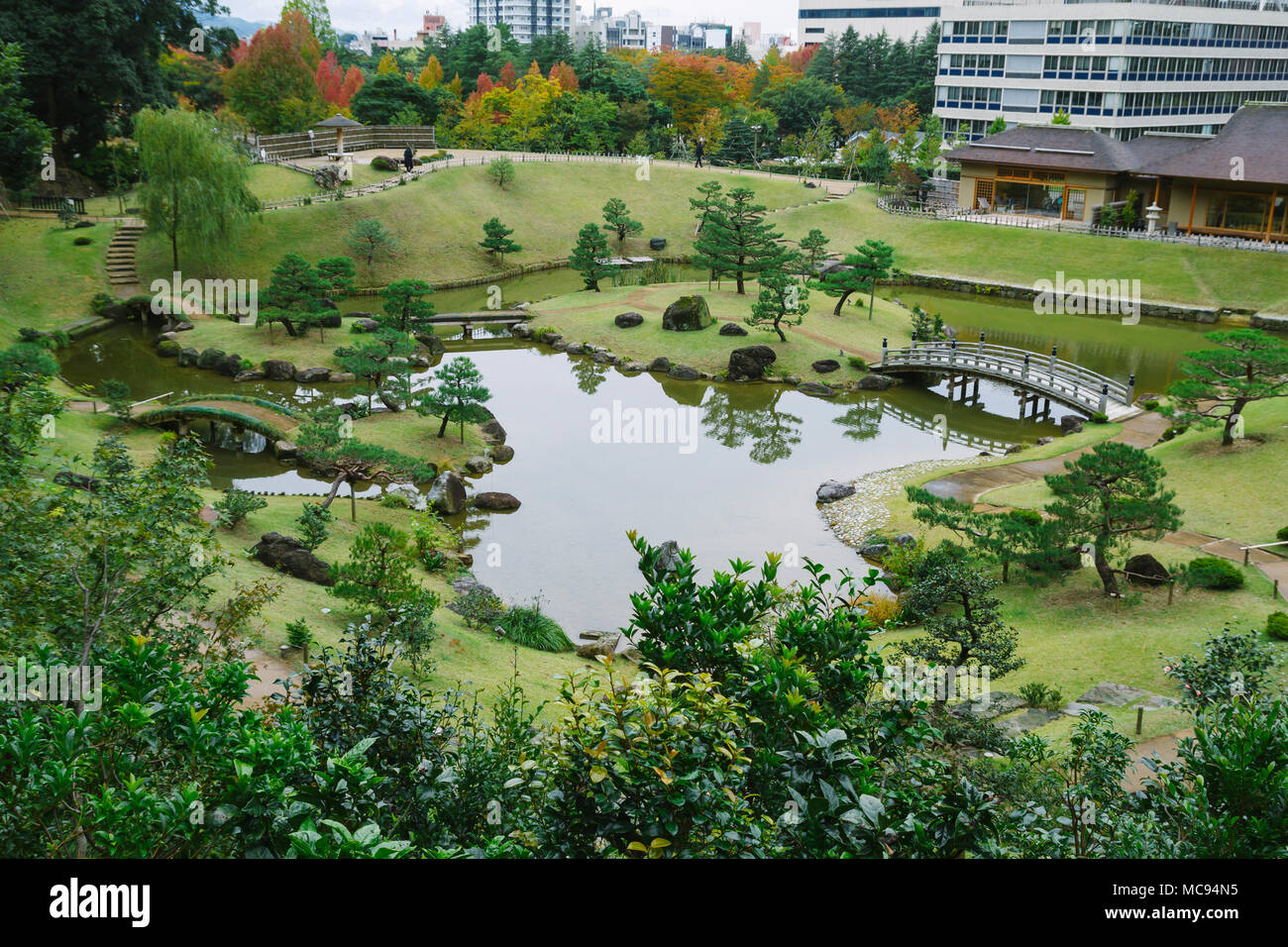 Inmaru Gyokusen, jardin japonais traditionnel avec des étangs dans la ville de Kanazawa, Japon Banque D'Images