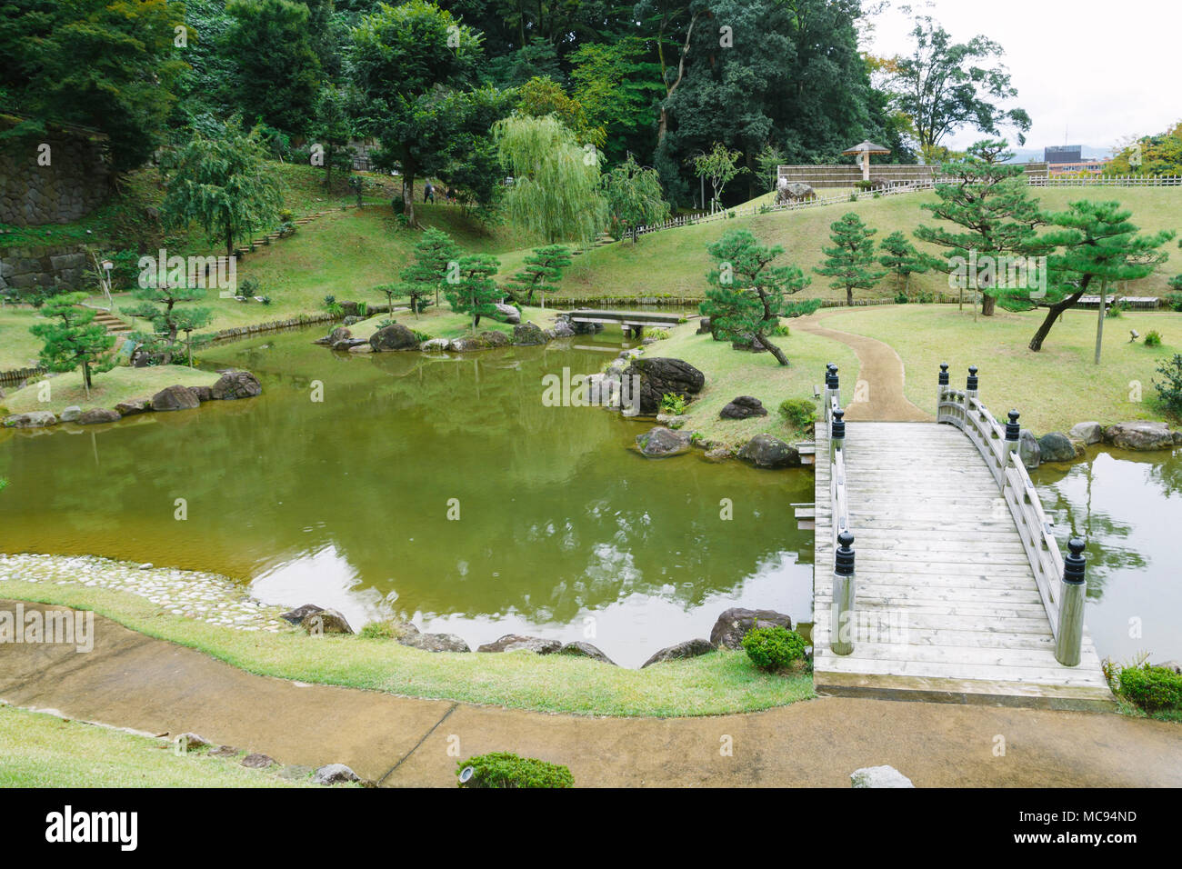 Inmaru Gyokusen, jardin japonais traditionnel avec des étangs dans la ville de Kanazawa, Japon Banque D'Images