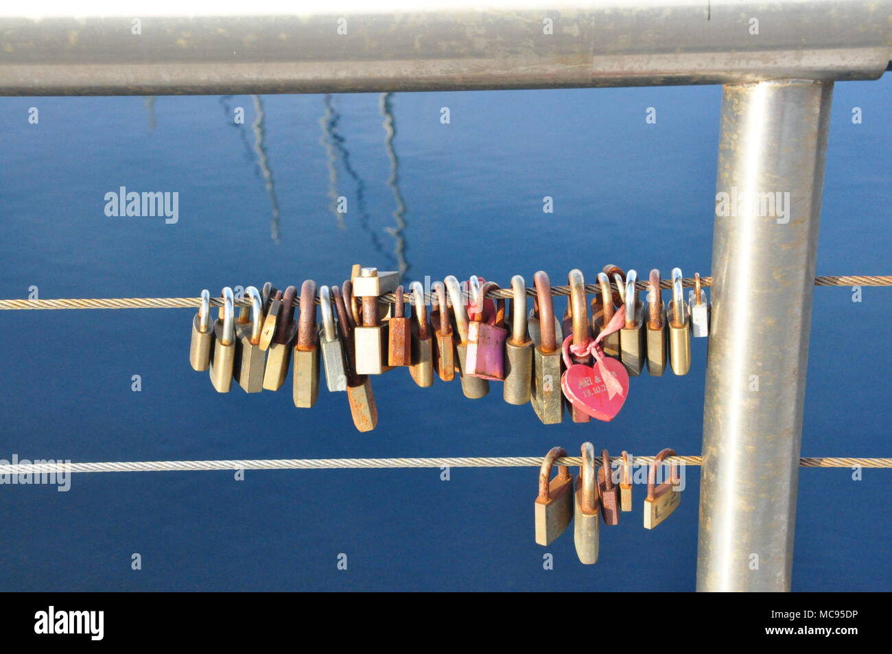 Des couples attirés par un verrou pour l'éternité qui est suspendu à la clôture et se penche sur la mer Adriatique Banque D'Images
