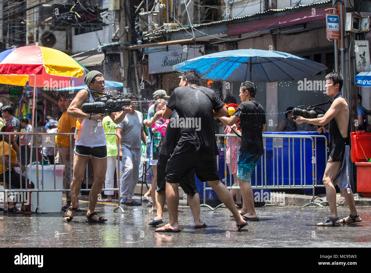 BANGKOK, THAÏLANDE - 13 avril 2018 : les gens dans les rues de Bangkok au cours de la première journée du Festival de Songkran, le Nouvel An thaï. Banque D'Images