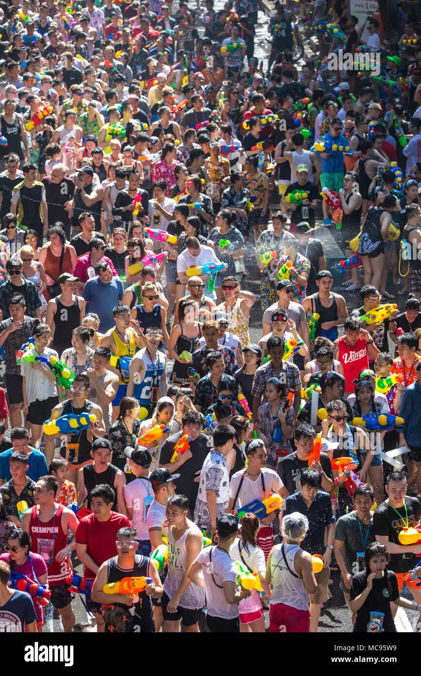 BANGKOK, THAÏLANDE - 13 avril 2018 : les gens dans les rues de Bangkok au cours de la première journée du Festival de Songkran, le Nouvel An thaï. Banque D'Images