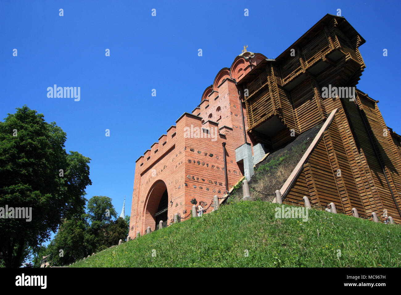 Le Golden Gate, la reconstruction de la ville, porte principale de la 11e siècle fortifications de Kiev, Ukraine Banque D'Images