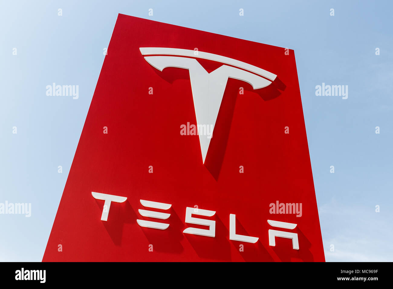 Indianapolis - Circa Avril 2018 : Centre de Service Tesla. Tesla conçoit et fabrique le modèle S et X modèle berline électrique II Banque D'Images