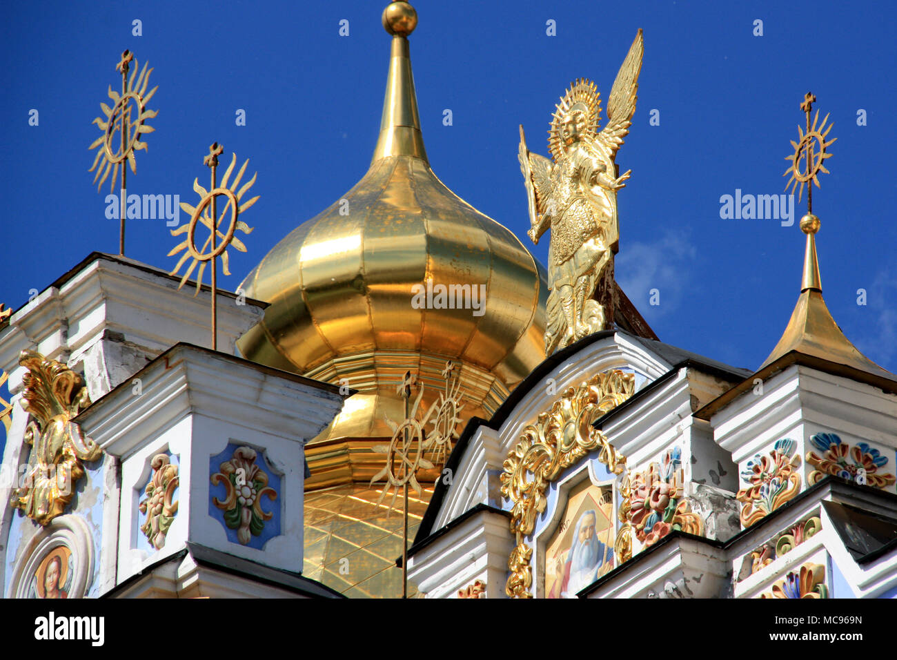 Statue de l'Archange Michael à la cathédrale Saint-Michel-au-Dôme-dor au motif de la monastère Saint-michel-au-Dôme-dor à Kiev, Ukraine Banque D'Images