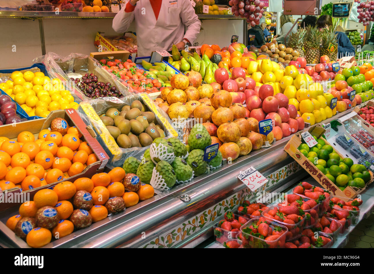 Valencia, Espagne - 24 Février 2018 : divers fruits au marché central de Valence, Espagne Banque D'Images