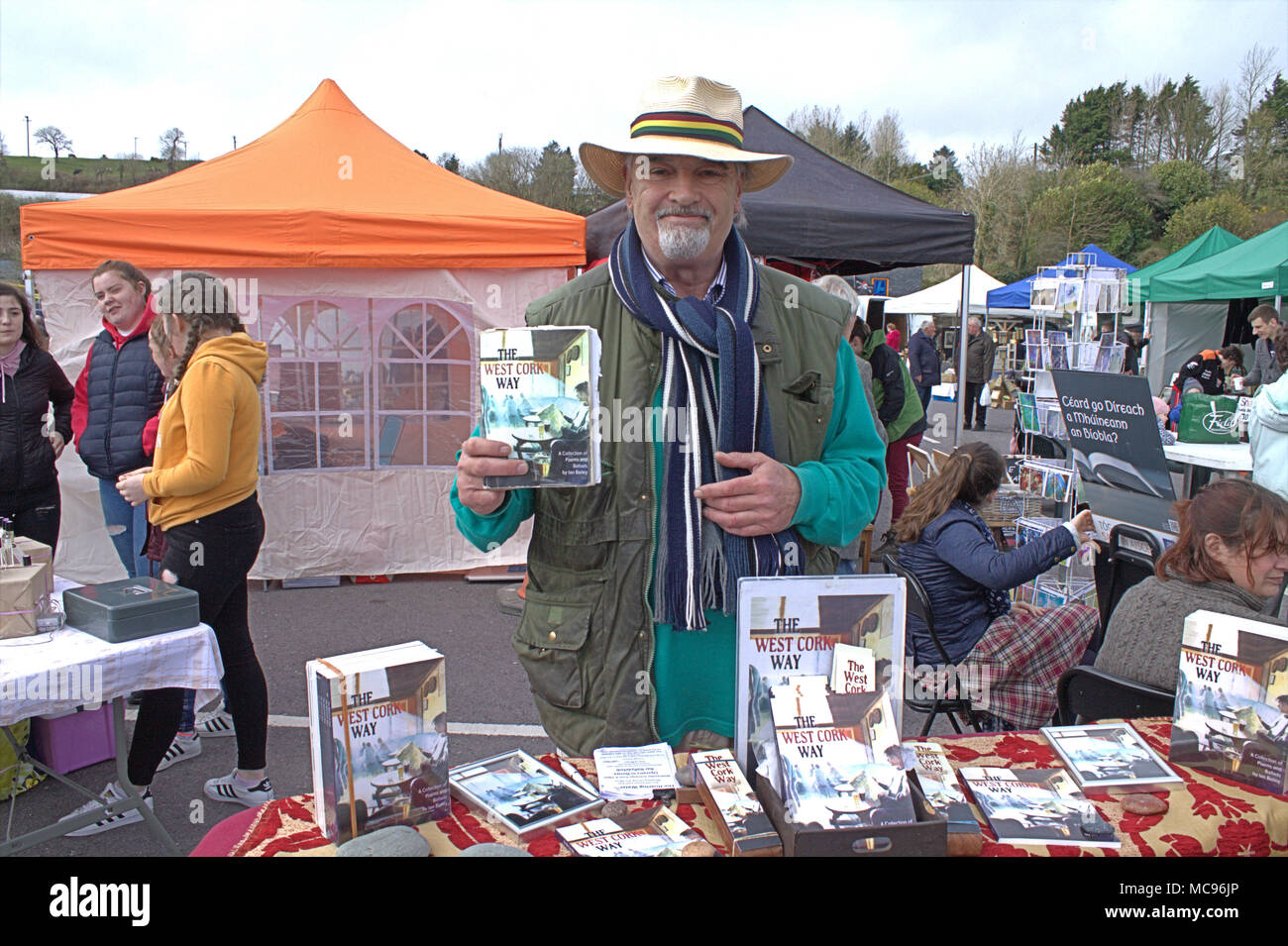 Ian Bailey, poète, auteur et écrivain de la rue Fleet ex la promotion de son livre à un marché alimentaire de pays. West Cork, Irlande Banque D'Images