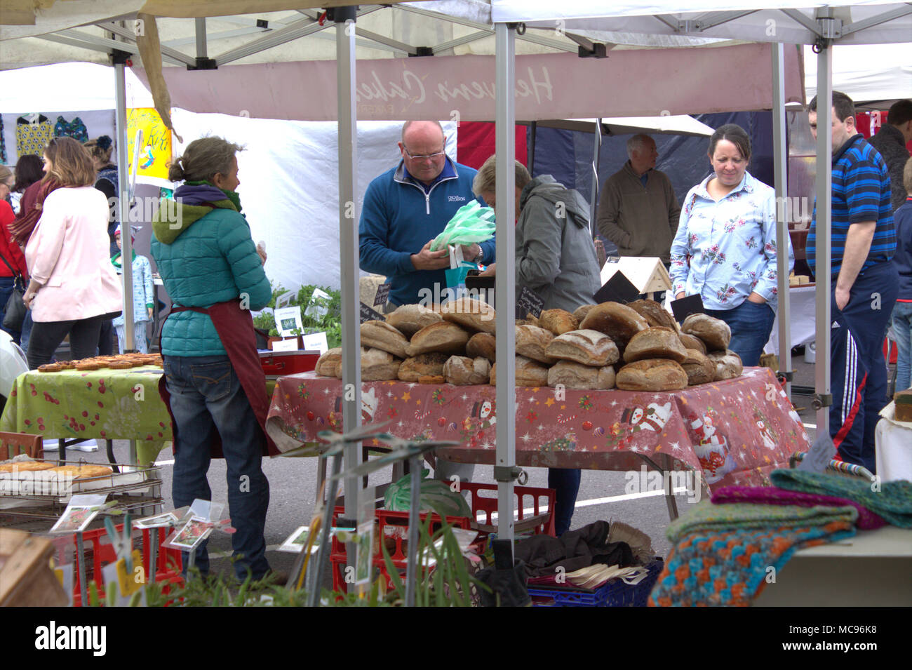 Titulaire de décrochage de vendre du pain à un marché alimentaire Les agriculteurs locaux, West Cork, Irlande. Banque D'Images