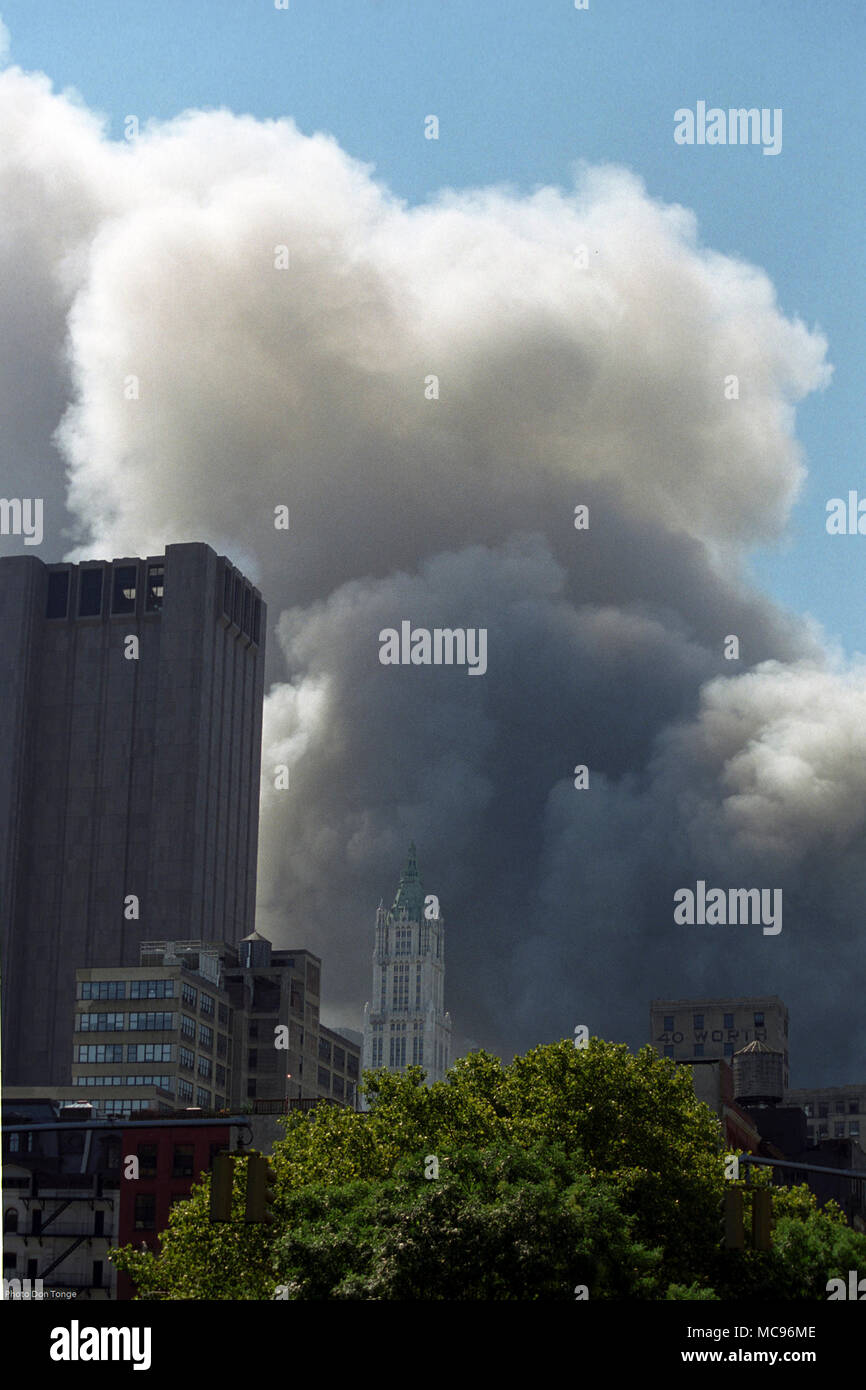 La fumée s'élève dans le ciel de la Twin Towers attaque terroriste sur le World Trade Center New York le 11 septembre 2001 DON photo photographe TONGE Banque D'Images