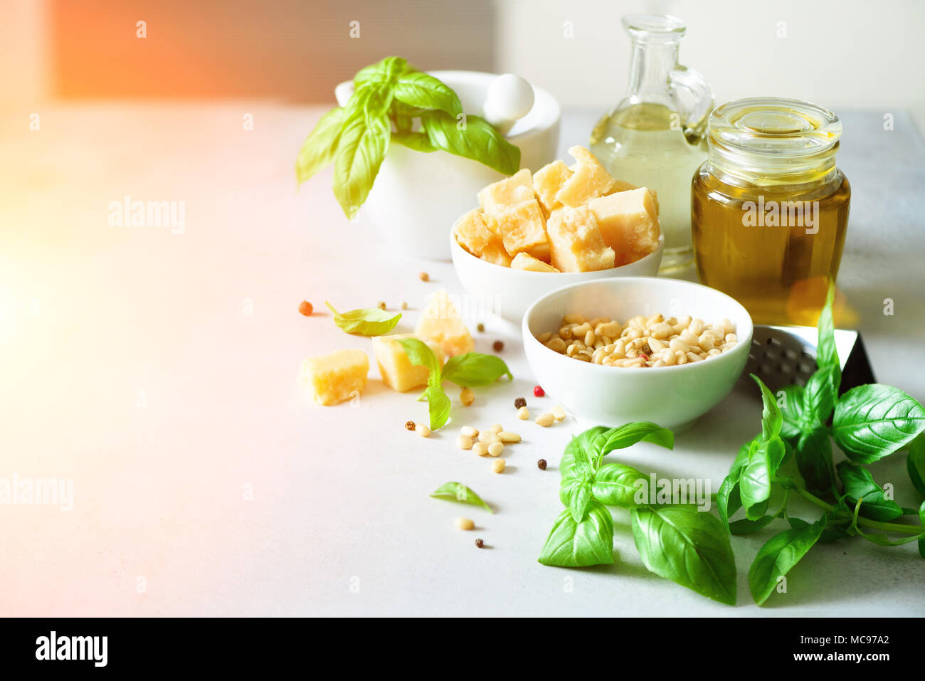 Les Ingredients Pour Le Pesto Fait Maison Basilic Citron