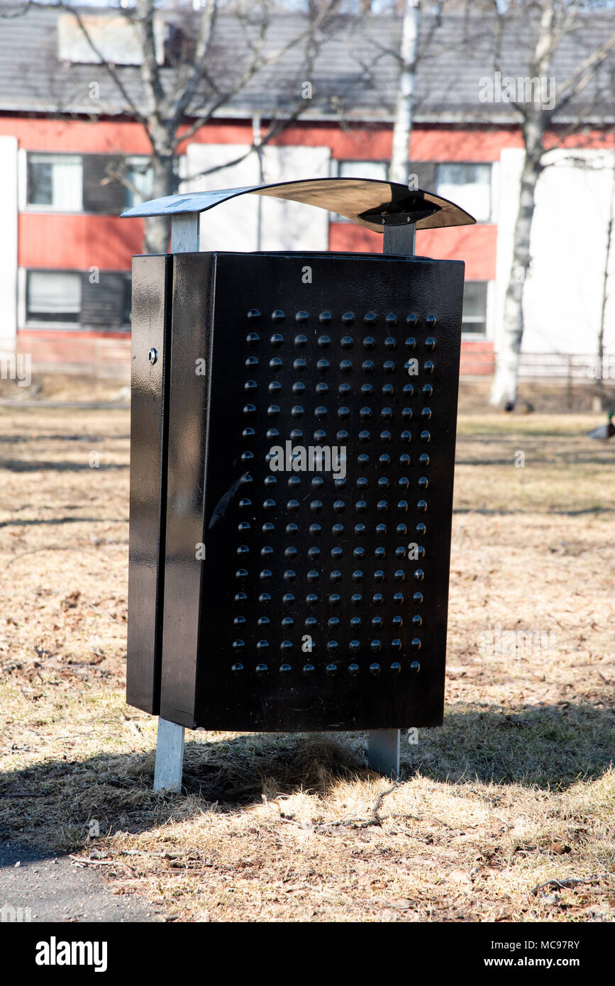 Un pointillé noir poubelle dans un parc en Härnösand suède avril 2018 Banque D'Images