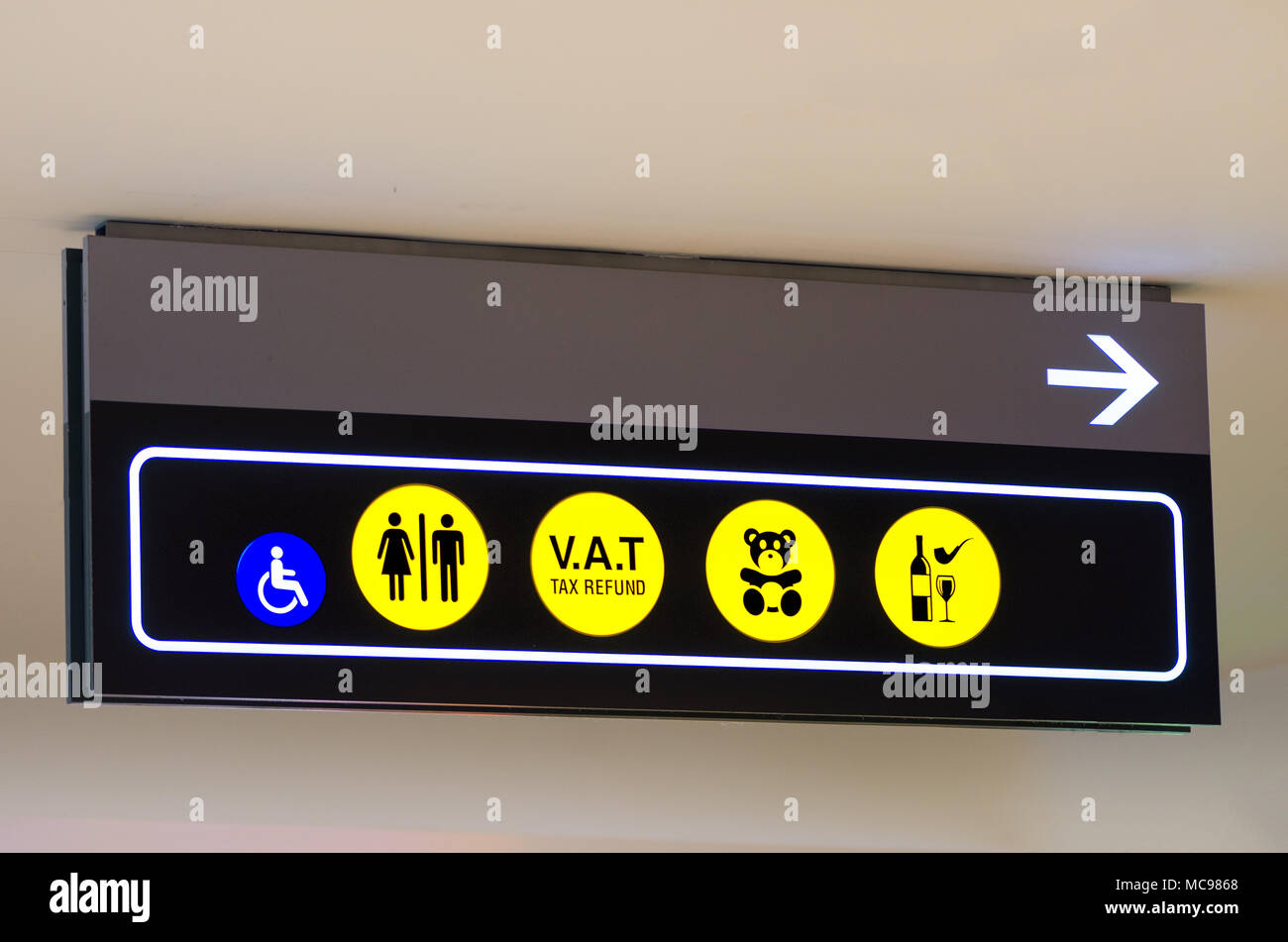 Remboursement de la TVA, pour les enfants handicapés, les toilettes signe symbole dans l'aéroport, bâtiment moderne. Copy space Banque D'Images