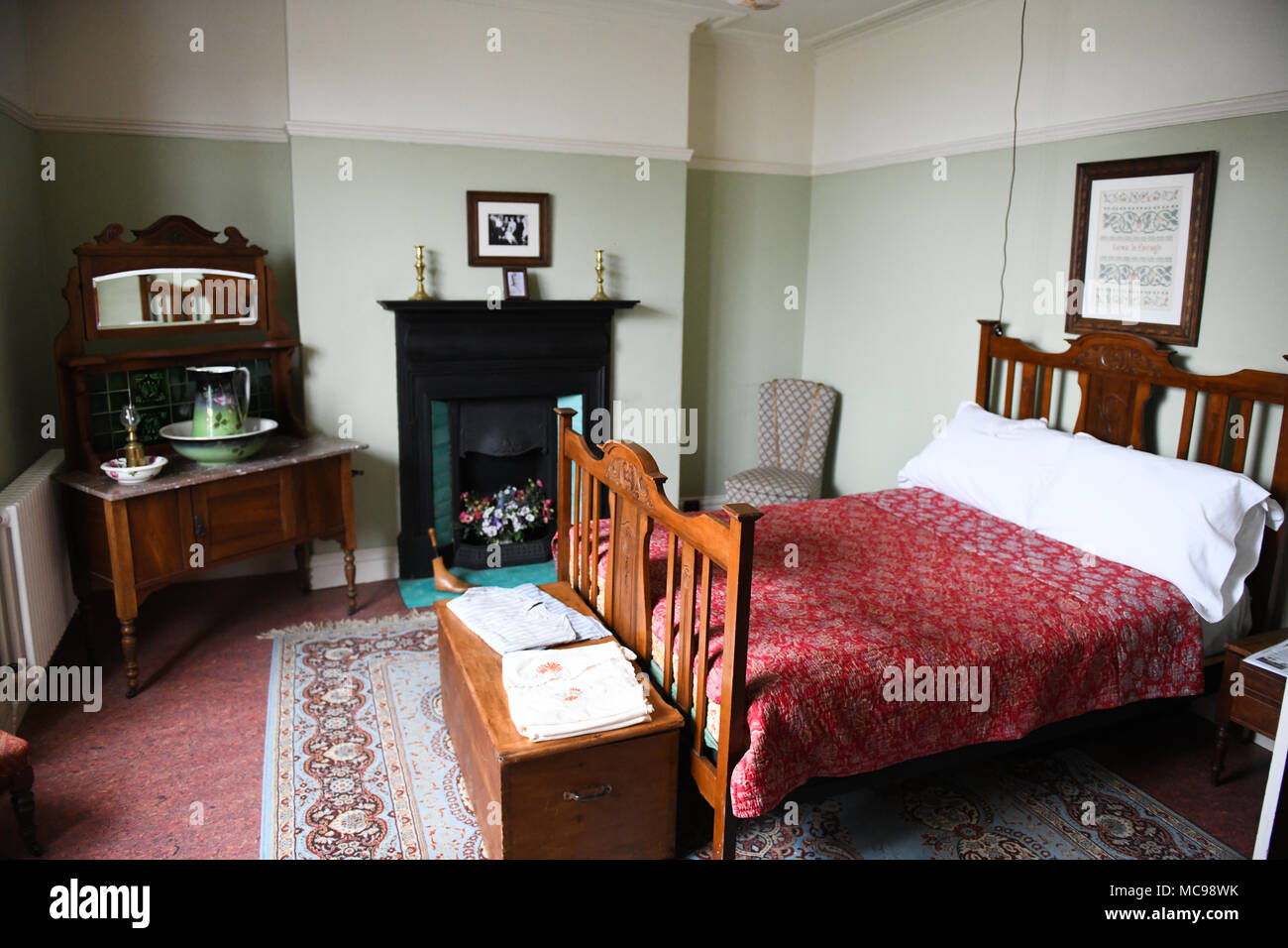 13 AVRIL 2018 SWANSEA A voir à l'intérieur de l'ancienne maison de Dylan Thomas qui est situé dans la région de Swansea Uplands. Les parents de Dylan dans la chambre à l'étage Banque D'Images