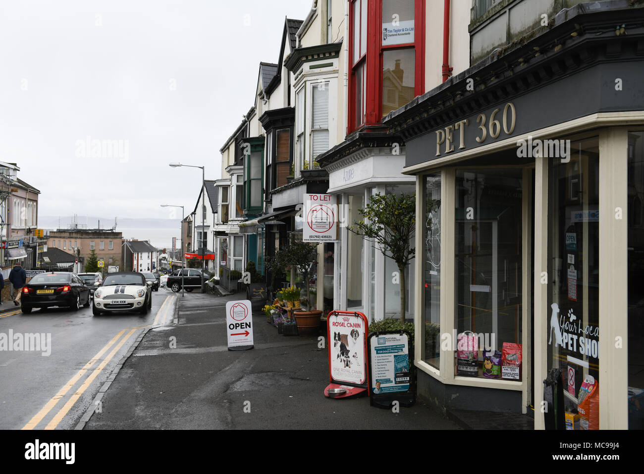 Vue générale de Newton Road à Mumbles, la route principale traversant le village qui possède plusieurs boutiques haut de gamme. Banque D'Images