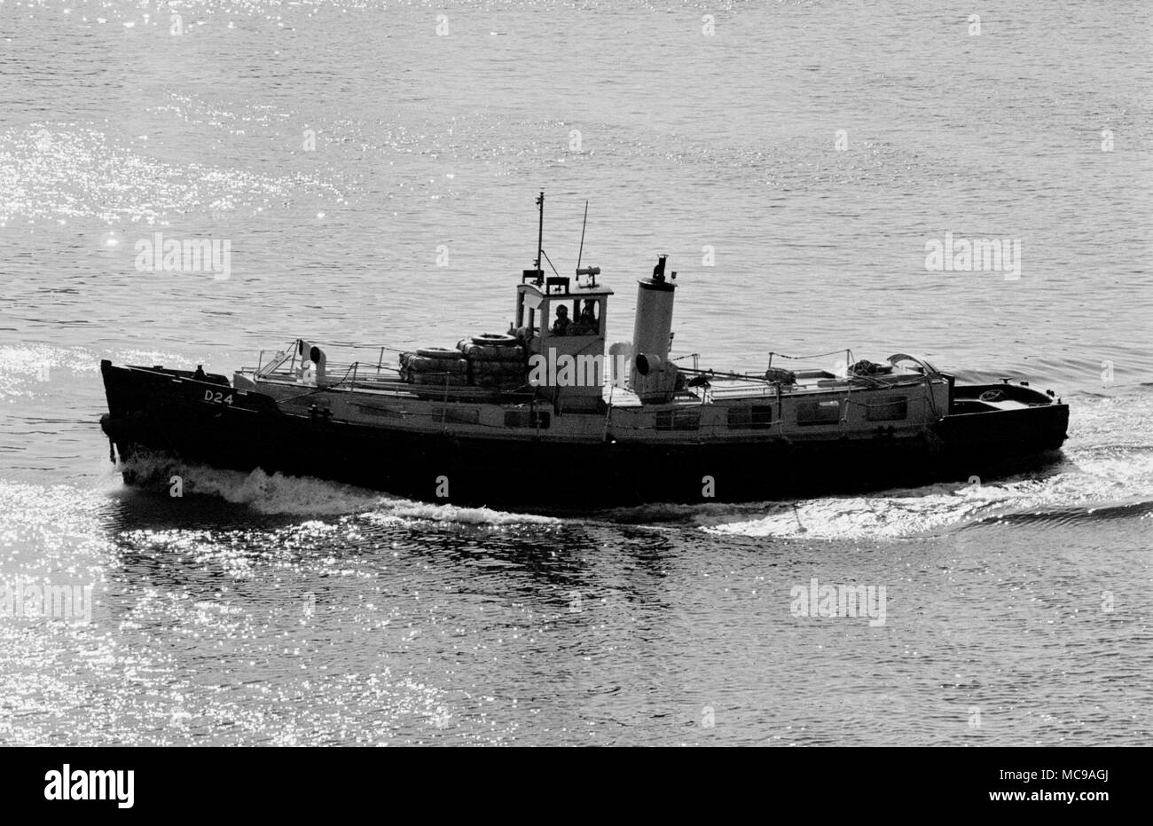 AJAXNETPHOTO. 1982. PORTSMOUTH, Angleterre. - Harbour PINASSE - D24 52FT SERVICE AUXILIAIRE PORT PINASSE TRAVERSÉE DE DOLPHIN À PORTSMOUTH NAVAL BASE. PHOTO:JONATHAN EASTLAND/AJAX REF:1982 9044 Banque D'Images