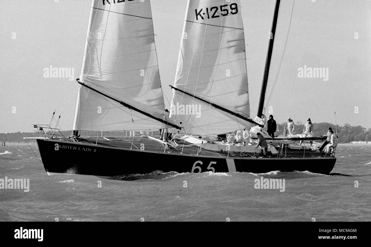 AJAXNETPHOTO. 1981. SOUTHAMPTON, ANGLETERRE - 2 ÉTOILES - ENTRÉE TRANSAT DAME KRITER II , trois mâts 60 FT LIBERTÉ RIG SUR LES ESSAIS EN MER. PHOTO:JONATHAN EASTLAND/AJAX REF:8101031 1 Banque D'Images