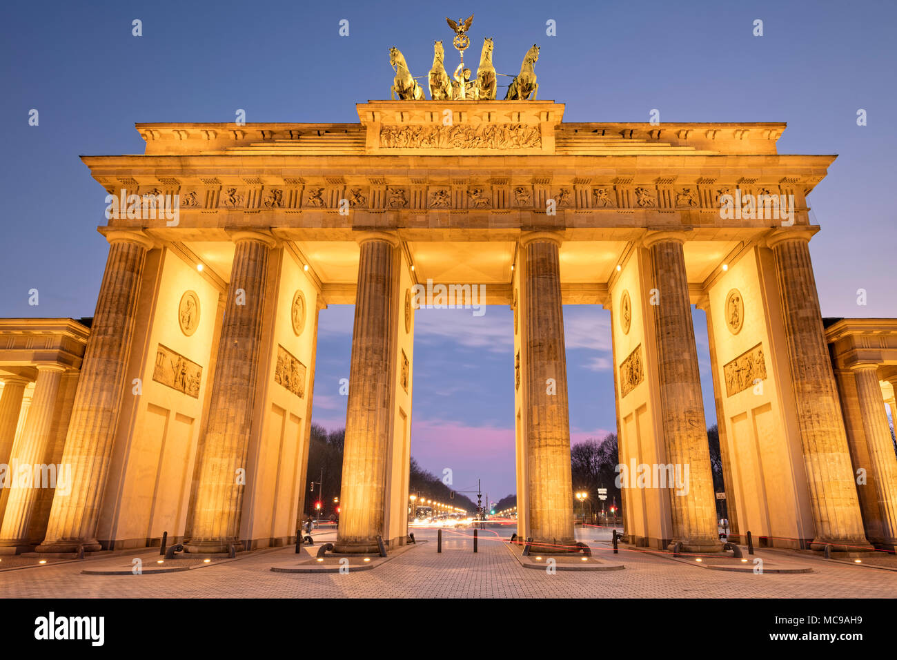 La porte de Brandebourg est un 18ème siècle classé monument historique de style néoclassique situé à l'ouest de Pariser Platz dans la partie ouest de Berlin. Banque D'Images