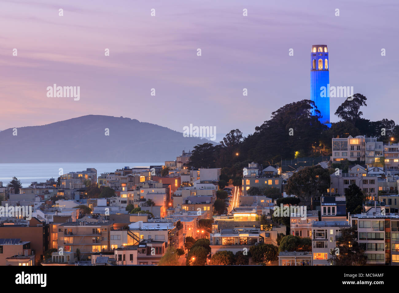 La Coit Tower sur Telegraph Hill avec San Francisco Bay et de l'Angel Island dans l'arrière-plan au crépuscule. Banque D'Images