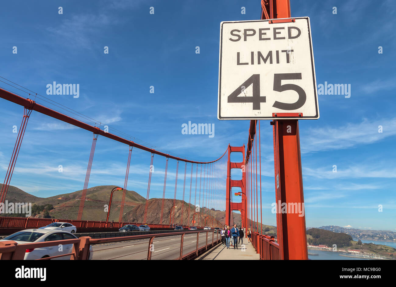 Limiter la vitesse de conduite signe sur le Golden Gate Bridge, San Francisco, California, United States. Banque D'Images