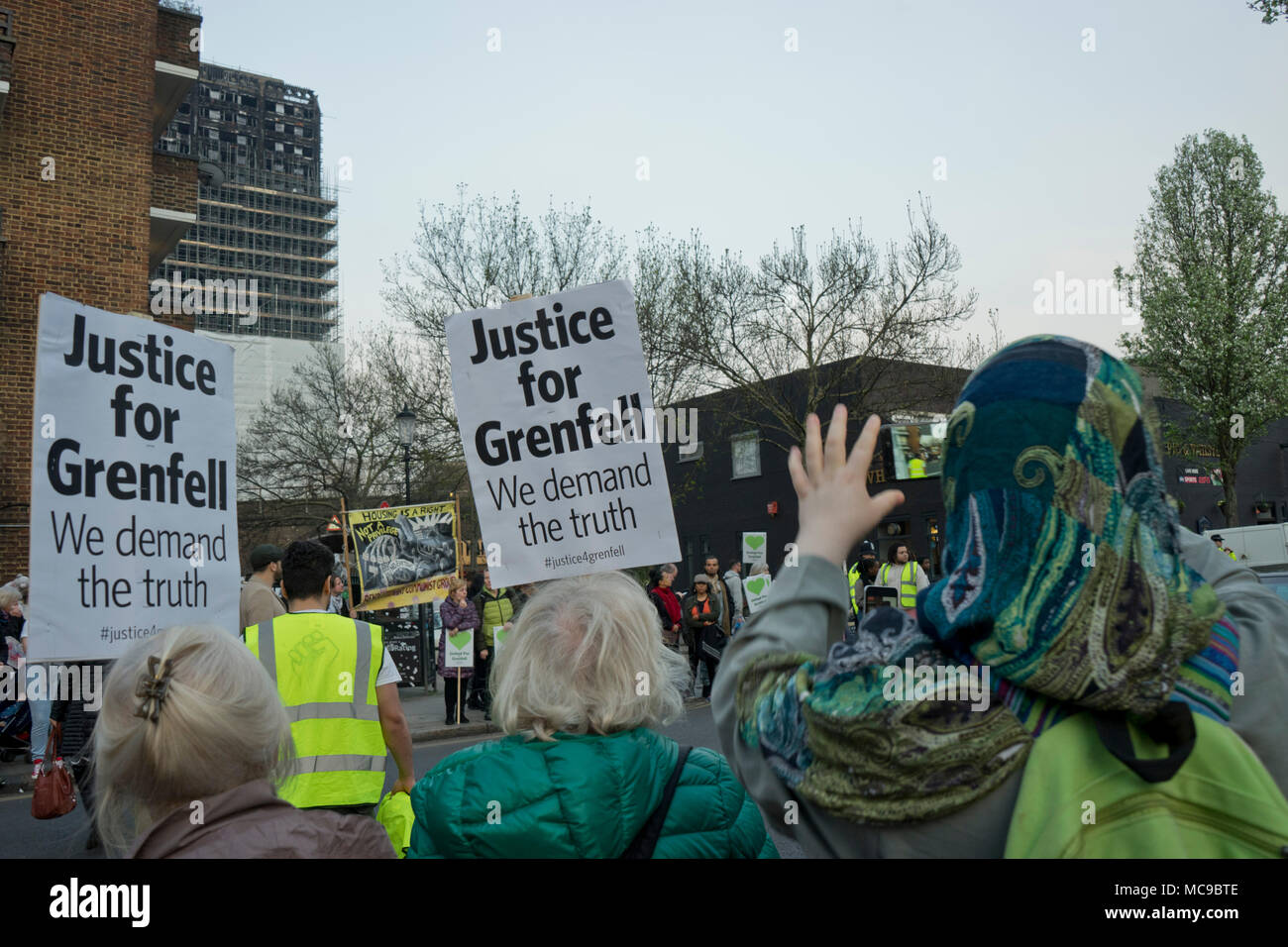 Manifestations silencieuse par des survivants et des voisins de la tour de Grenfell, bloc des incendies à pied passé ses restes incendié à London,UK Banque D'Images