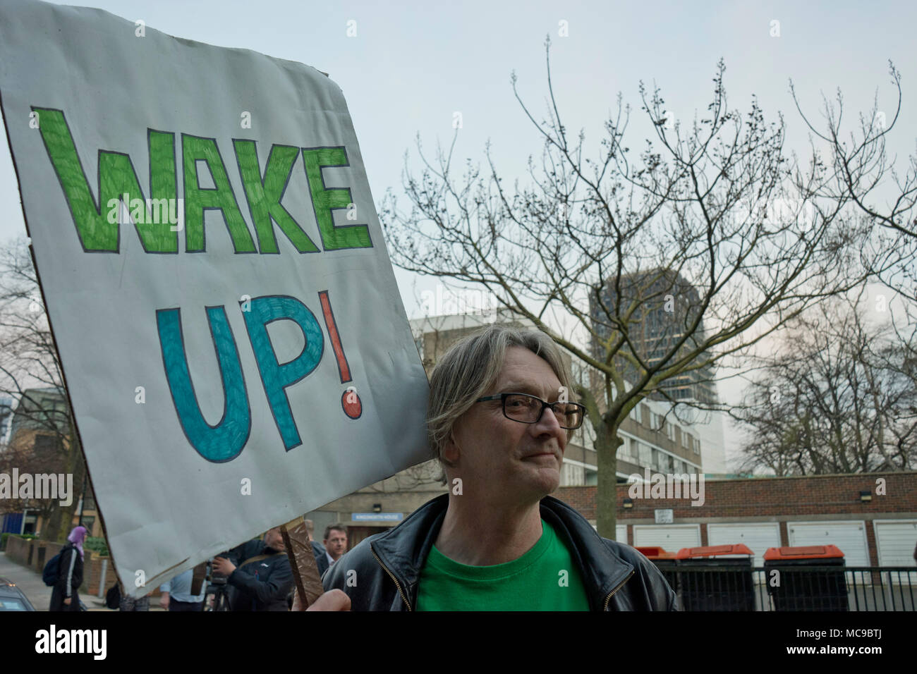 Manifestations silencieuse par des survivants et des voisins de la tour de Grenfell, bloc des incendies à pied passé ses restes incendié à London,UK Banque D'Images