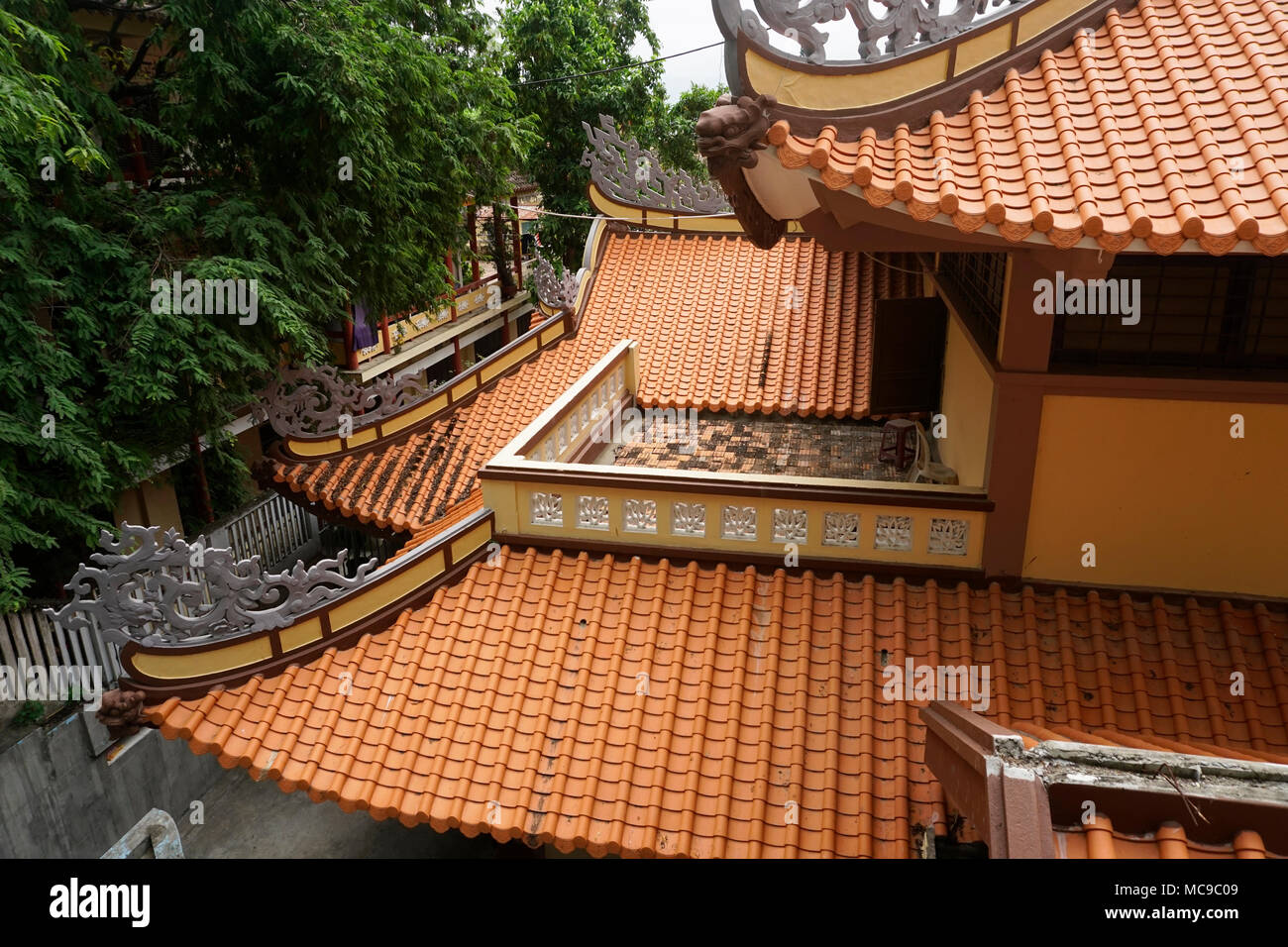 Toits de tuiles d'argile de Chua Pagode Long Son, Nha Trang, Vietnam Banque D'Images