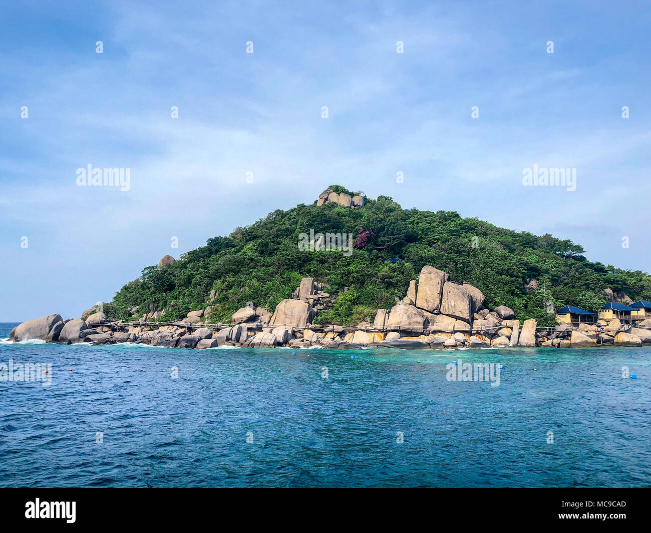 Île sur fond de ciel clair. Photo Image Banque D'Images