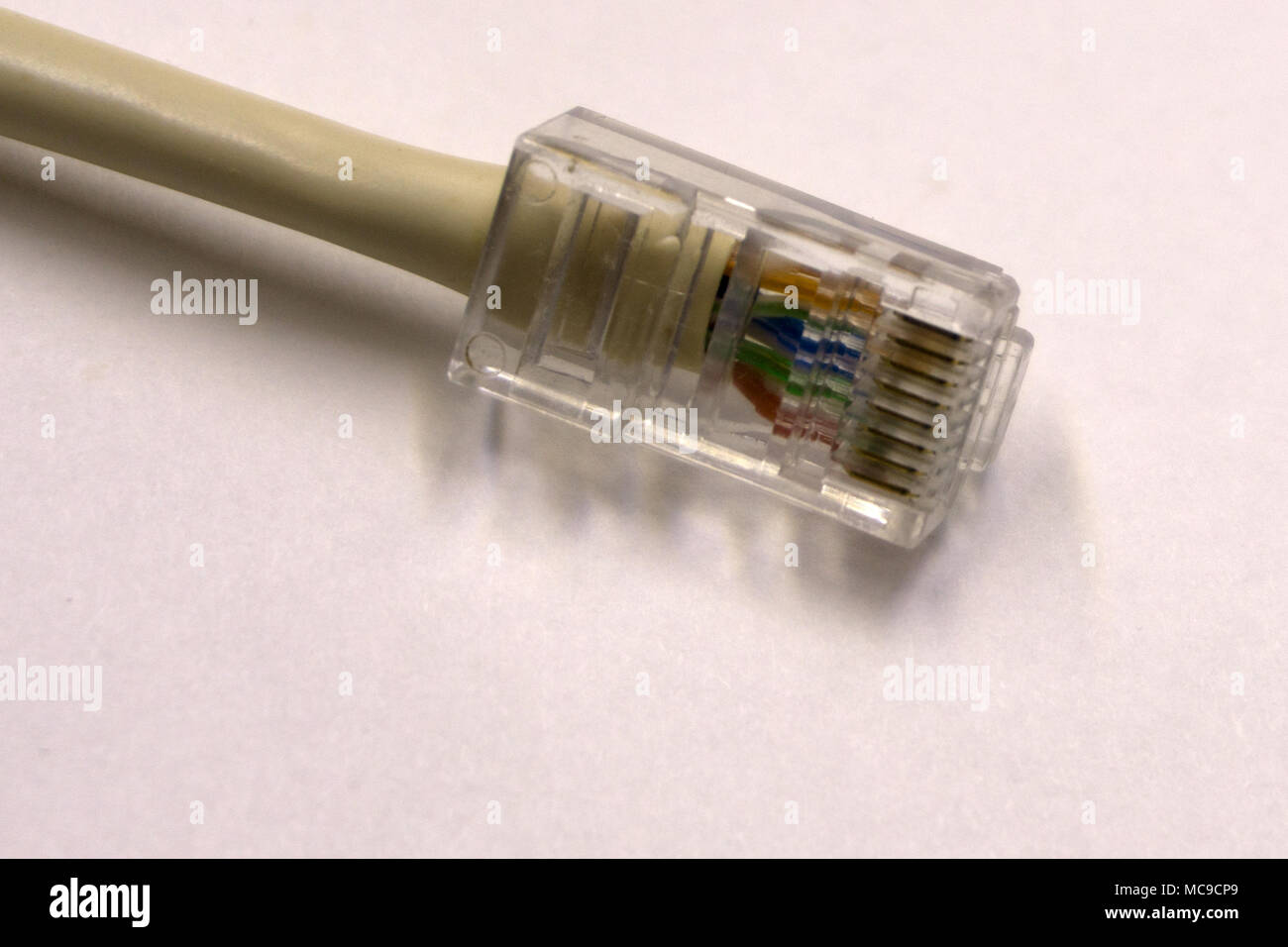 Gros plan du réseau câble Ethernet bleu sur fond blanc avec un espace réservé au texte Banque D'Images