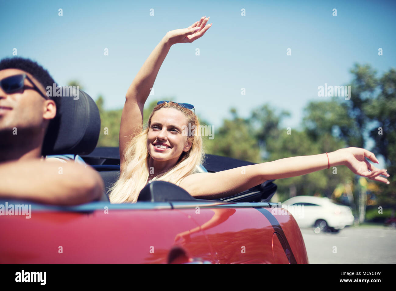 Jeune femme en voiture cabriolet part pour les vacances d'été Banque D'Images