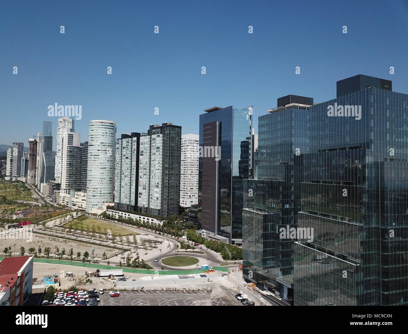 Gratte-ciel à Mexico autour de l'Avenue de la réforme avec ciel bleu Banque D'Images