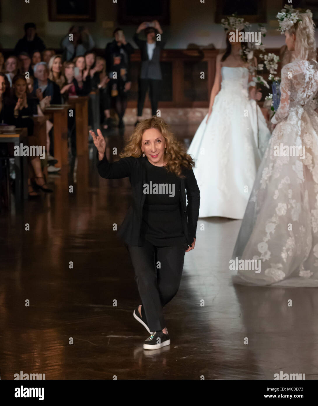 NEW YORK, NY - 12 Avril 2018 : Designer Reem Acra promenades la piste au Reem Acra Suite Nuptiale Collection Printemps 2019 Défilé lors de la Fashion Week de NEW YORK B Banque D'Images