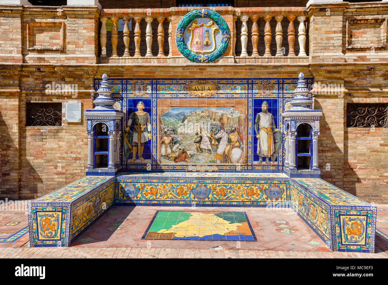 Banc En Ceramique Sur La Plaza De Espana A Seville Avec Un Episode Historique D Avila A Ete Construit En 1929 Pour L Exposition Ibero Americaine L Andalousie Espagne Photo Stock Alamy